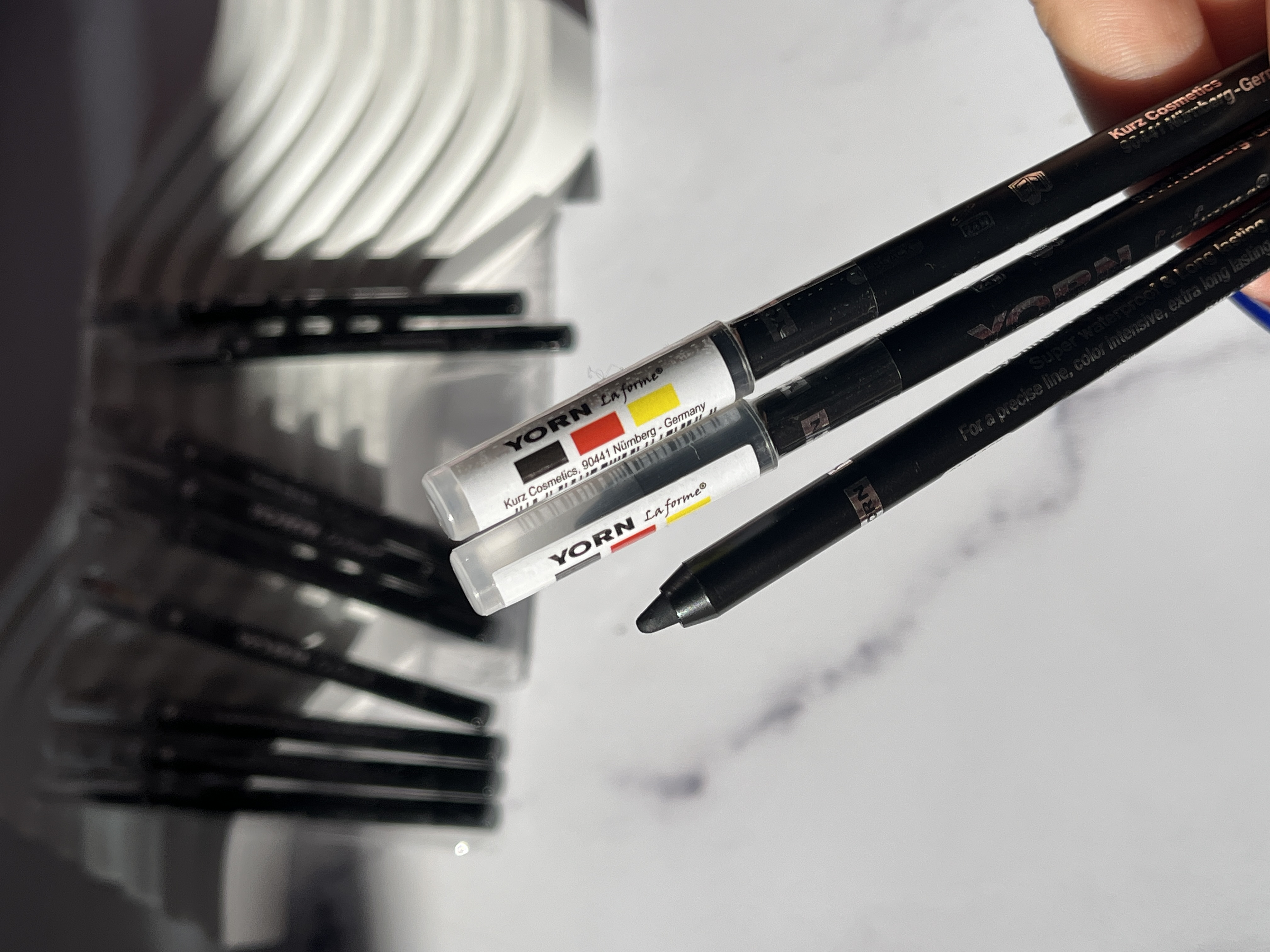 مداد چشم مشکی یورن