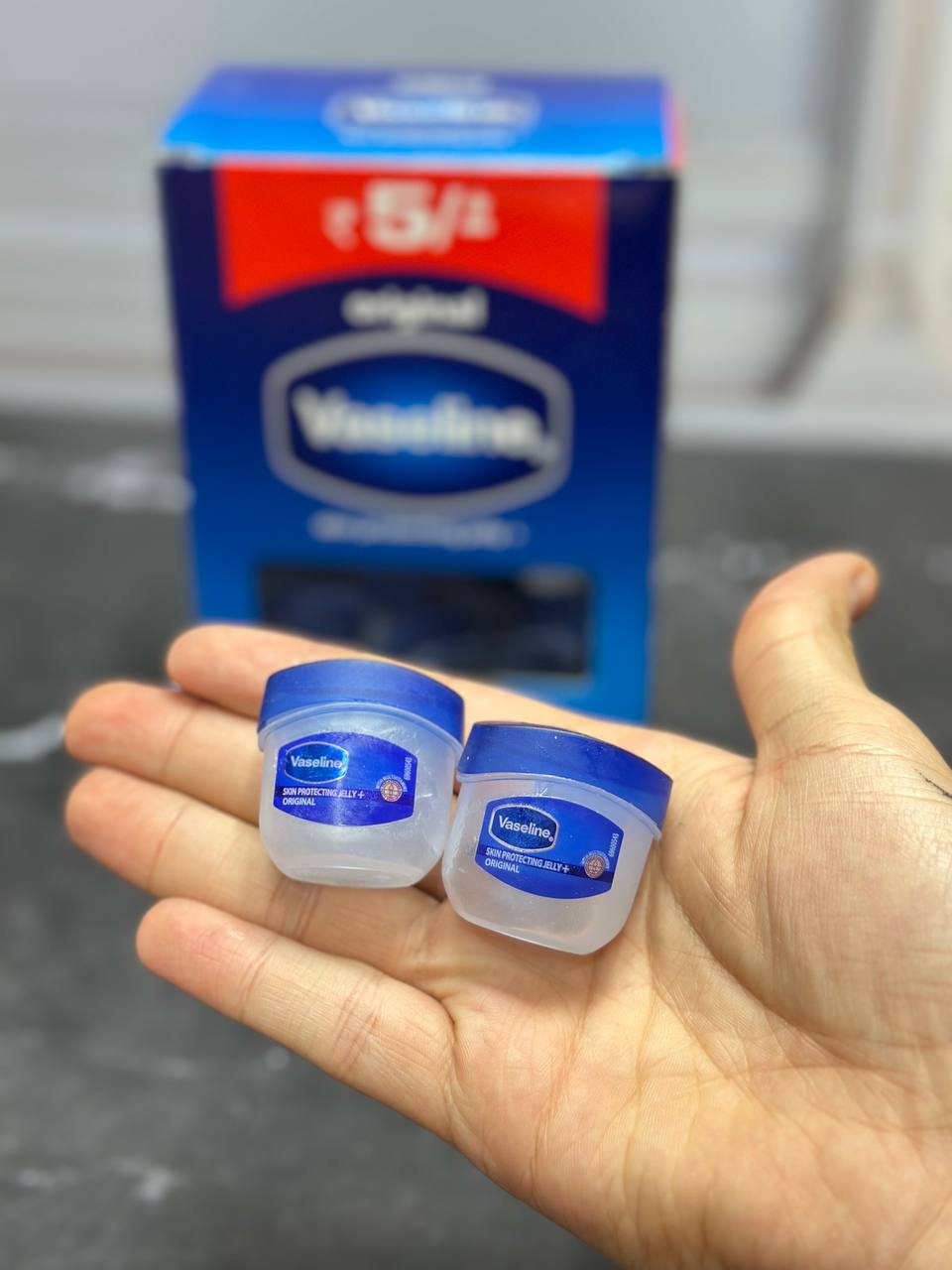 وازلین لب مینی